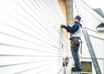 How to Replace Damaged Vinyl Siding - YouTube